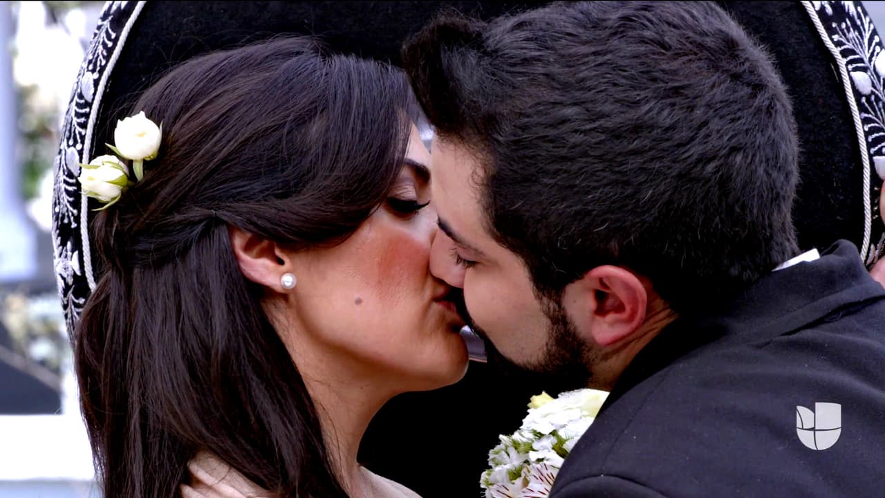 Sellaron su amor con un tierno beso.