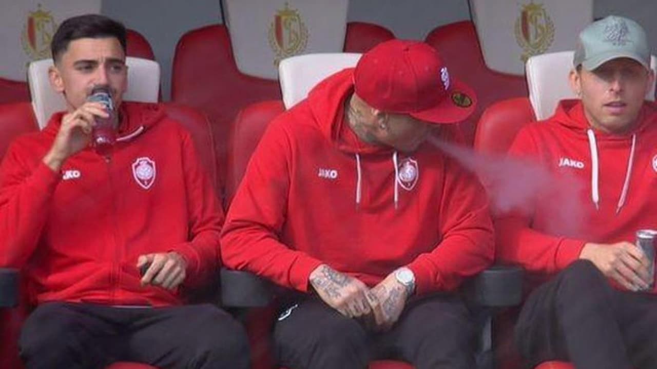 Nainggolan es suspendido por fumar en el banco de suplentes