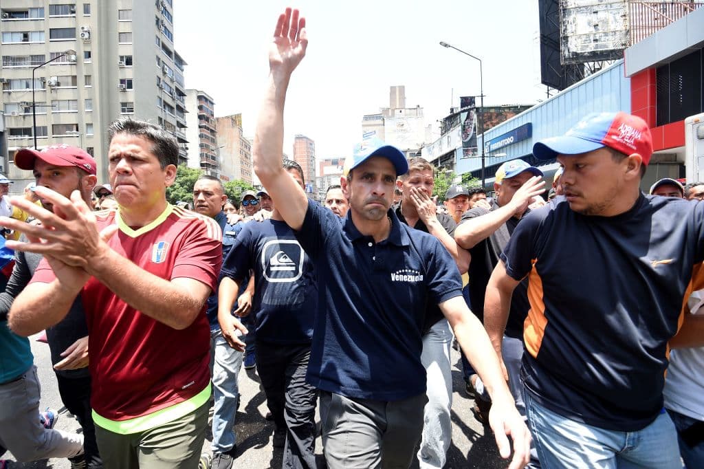 Henrique Capriles, líder de la oposición en Venezuela, recorre las calles.