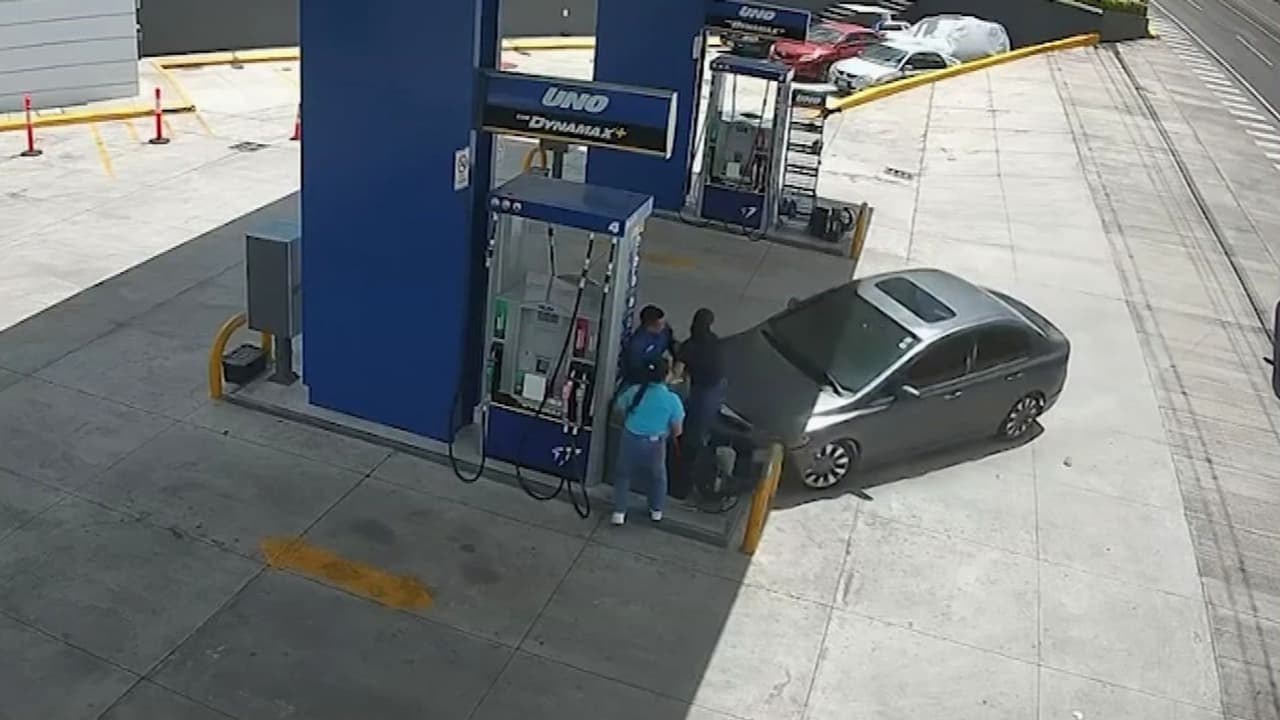 Imágenes de Impacto: Auto pierde el control y choca contra bomba de combustible en Honduras