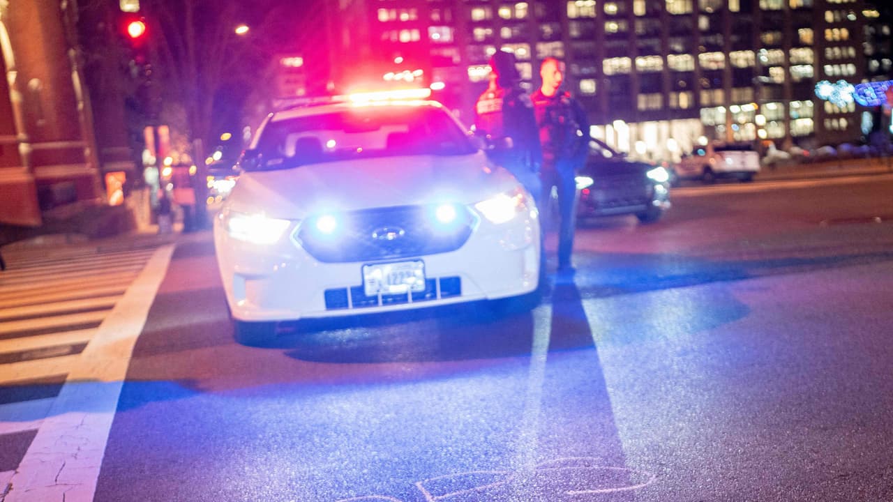 La policía de la ciudad señala que en lo que va del año 2023 se reportan 758 casos de robos de autos, 75% de ellos con armas involucradas, mientras que en el 2022 la cifra total fue de 189. La noche de este lunes 
<b><a href="https://www.univision.com/local/washington-dc-wfdc/roban-henry-cuellar-automovil-washington-dc-representante-texas" target="_blank">el congresista Henry Cuéllar fue abordado por hombres armados</a></b> y enmascarados que intentaron robarle su vehículo.