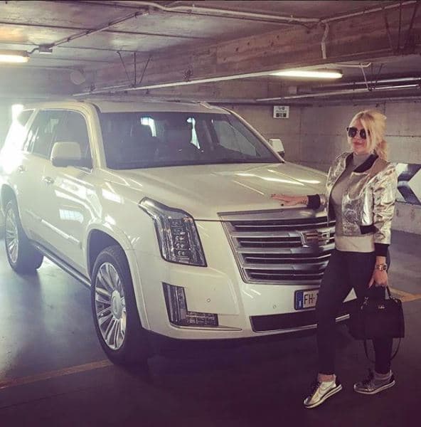 Wanda Icardi es mamá de cinco niños y nada mejor que una
<b> Cadillac Escalade </b>para transportar cómodamente a la familia.