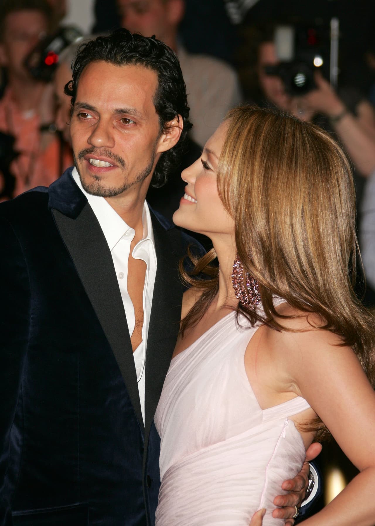 En 2008 JLo y Marc concibieron a sus mellizos Maximilian David y Emme Maribel.