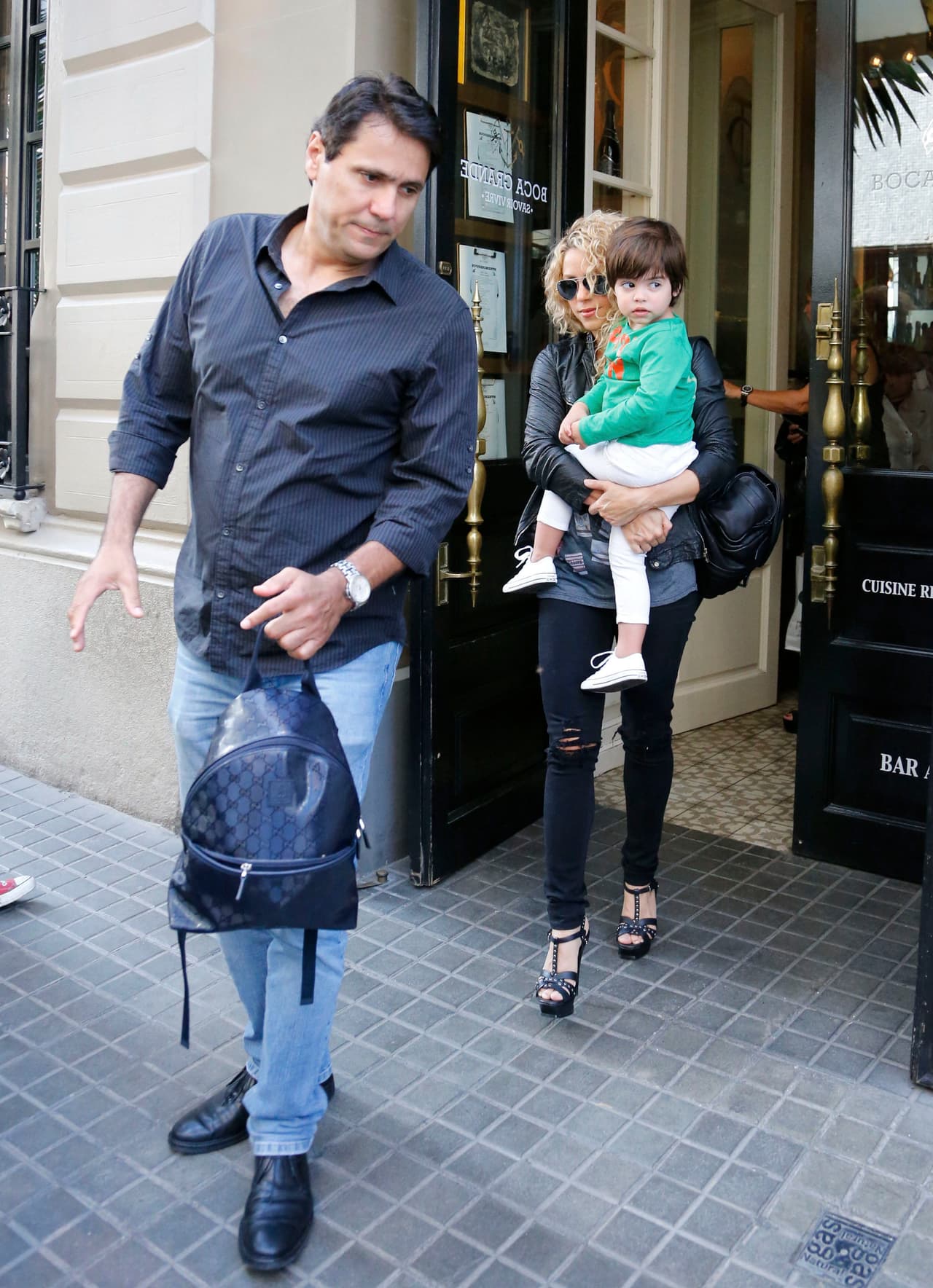 El pequeñín usaba un suéter verde y pantalones claros.