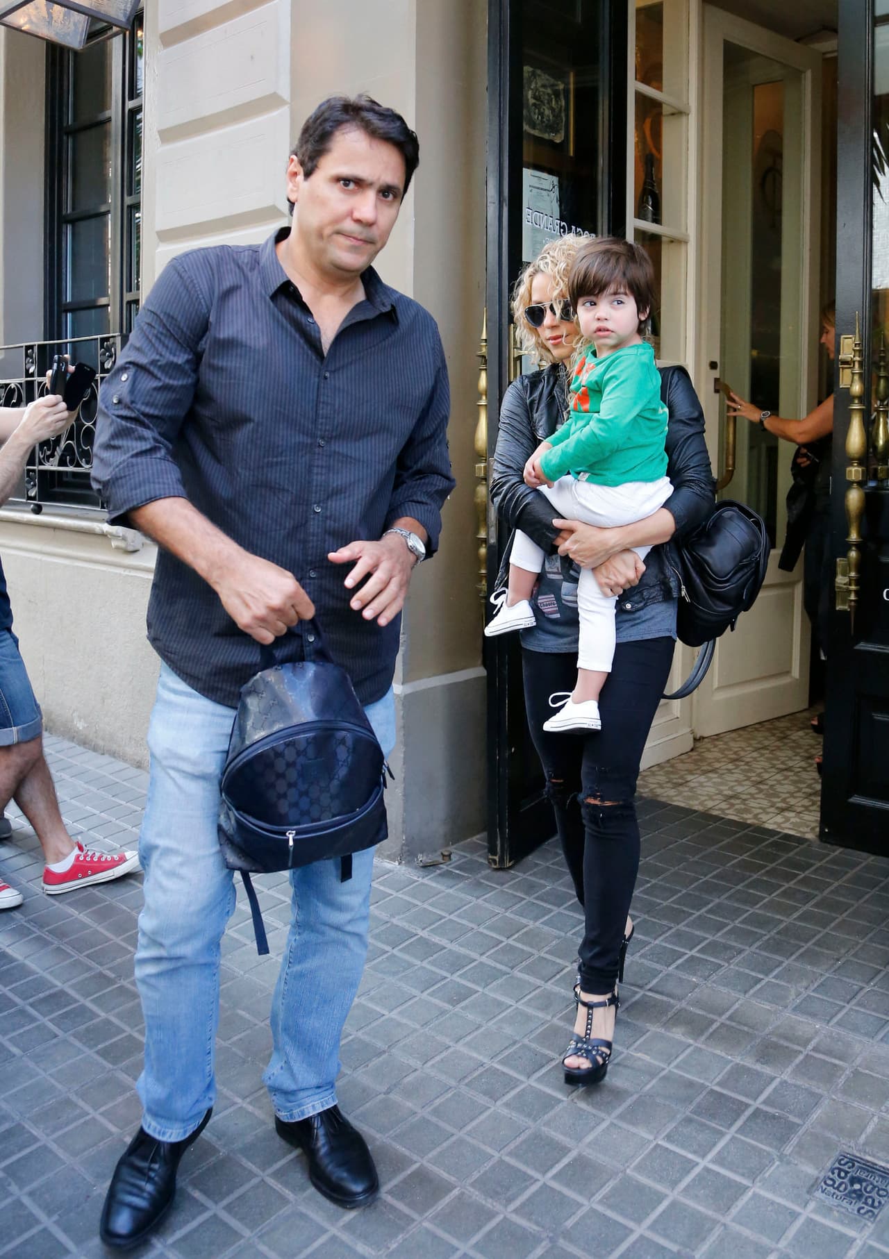 Shakira corrió hacia su automóvil.