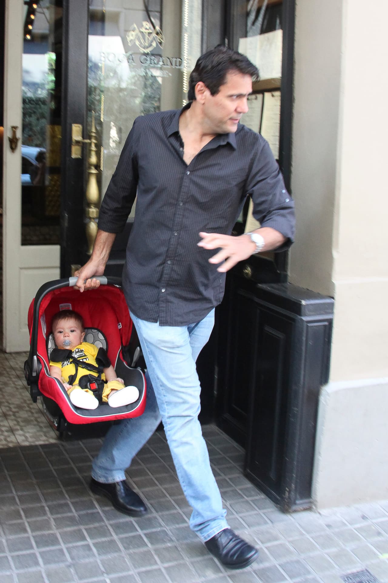 Cuando acabó la reunión, Tonino salió con Sasha.