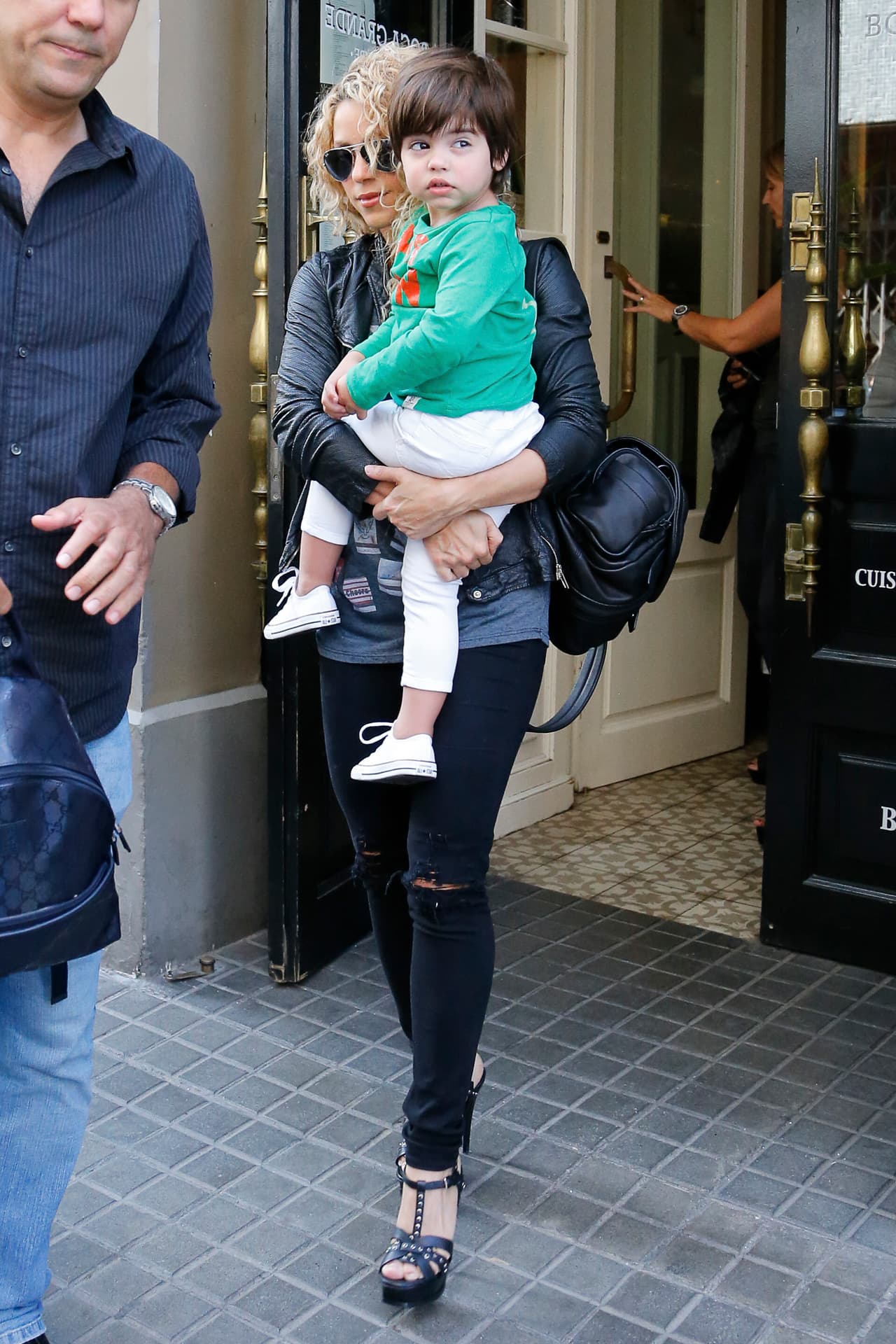 Pero Milan volteó a los paparazzi.