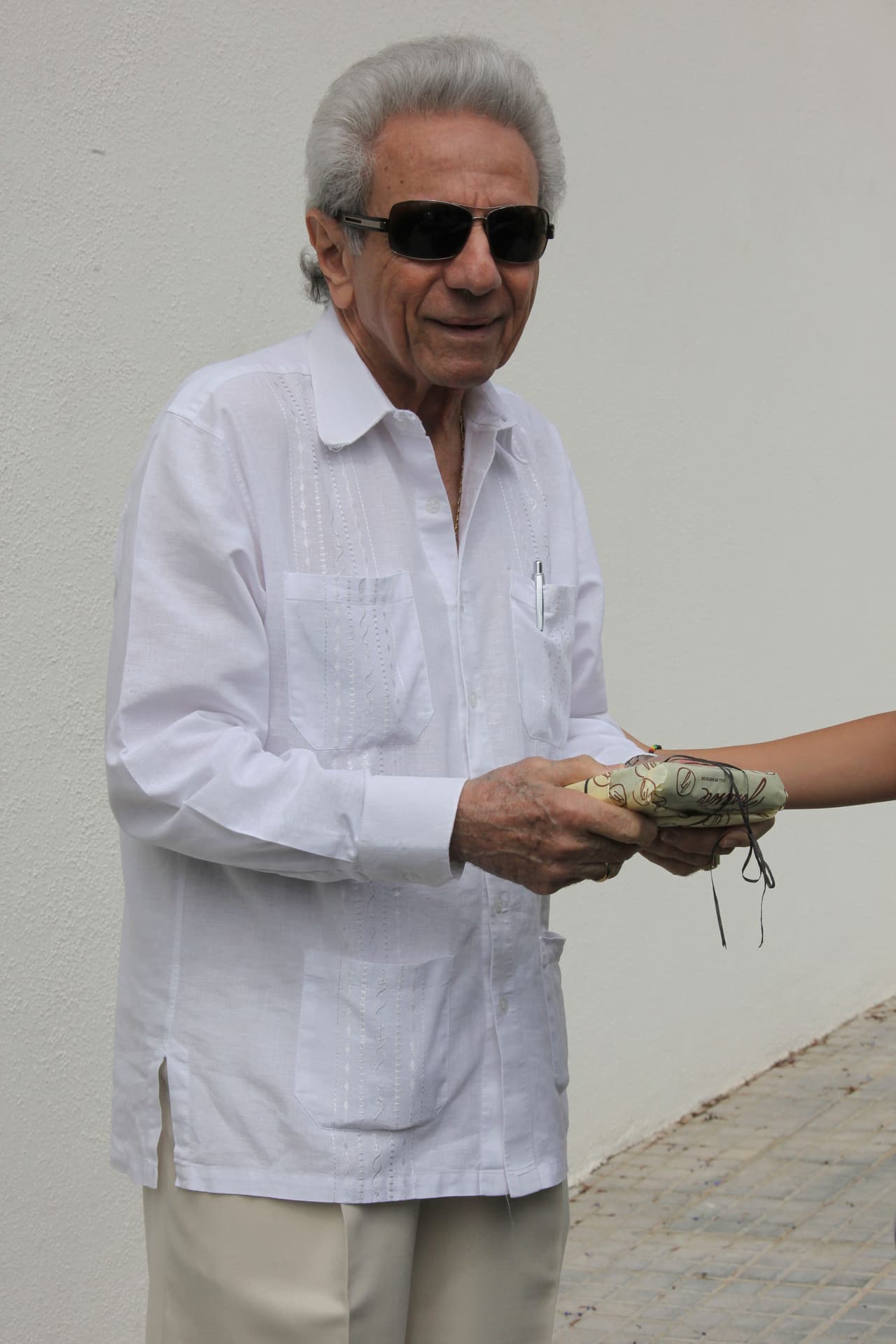 Al salir del desayuno, el papá de la diva reveló que su hija le hizo muchos regalos, entre ellos las gafas de sol que lleva puestas.