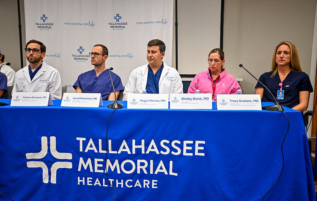 <b>Médicos dan actualización sobre heridos: </b>Los especialistas que atienden a los heridos los declararon fuera de peligro, mientras que se dio a conocer que uno de los muertos es Robert Morales, empleado por 15 años de la universidad.
<br>