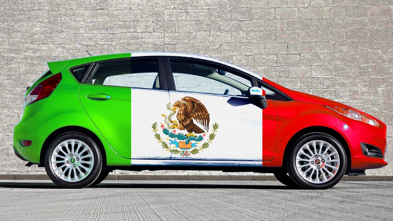 De los 17.5 millones de automóviles vendidos en Estados Unidos durante 2016, 
<b>2.6 millones fueron importados desde México</b>. Donald Trump ha amenazado a los fabricantes con un impuesto fronterizo del 20% si la producción de dichos vehículos no es relocalizada en territorio estadounidense. No queda claro, si el mismo impuesto afectaría a la producción procedente de Canadá, el tercer socio en el Tratado Norteamericano de Libre Comercio (NAFTA) o de países como Alemania, Japón y hasta China, todos exportadores de vehículos a nuestro país, pero de lo que no hay duda es de que la producción automotriz mexicana está en la mirilla del nuevo presidente. Estos son los modelos producidos actualmente que sufrirían incrementos sustanciales de precio con el muro fronterizo arancelario de Donald Trump.
<br>