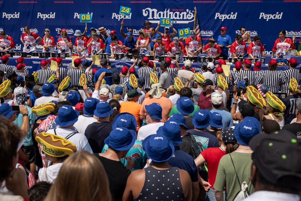 Pero antes de que los hombres pudieran participar, se desató una tormenta sobre Coney Island en Nueva York y la competencia tuvo que ser postergada dos horas.