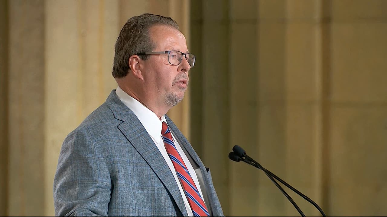 El empresario John Peterson, presidente de la fábrica de metales Schuette Metals, sostuvo que la política económica adoptada por Trump ha facilitado el funcionamiento de los fabricantes estadounidenses y sus empleados. "Fue electo presidente. Sabía cómo era formar una empresa y crear empleos para los trabajadores estadounidenses", agregó.