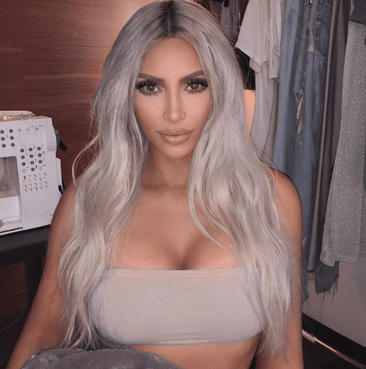 Kim Kardashian West es otra de las celebridades que ha optado por este tono de manera permantente para su cabellera.