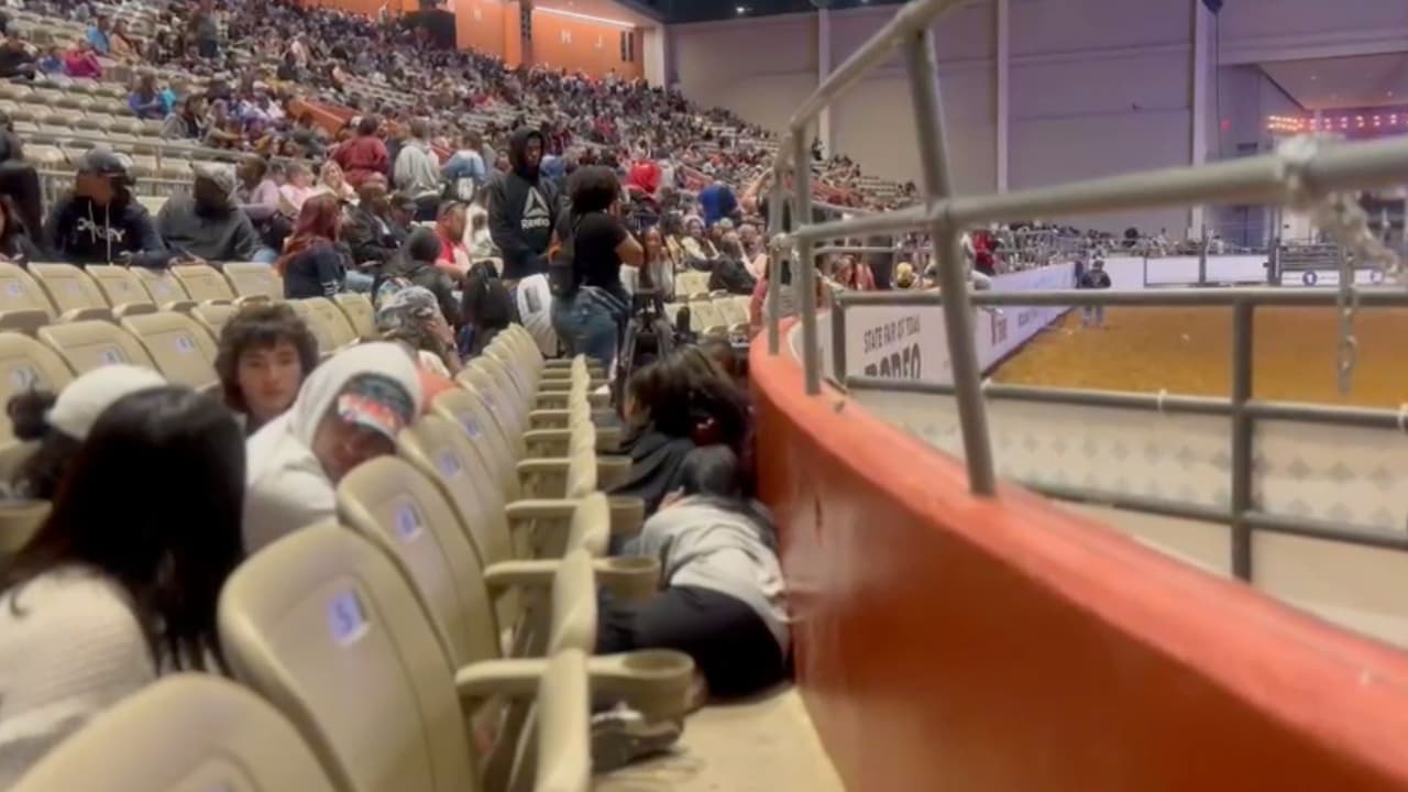 Decenas de personas buscaron refugio en el suelo y entre las butacas del Coliseo de la Feria Estatal de Texas cuando el espectáculo de rodeo se vio interrumpido por la amenaza de un tiroteo en el lugar.