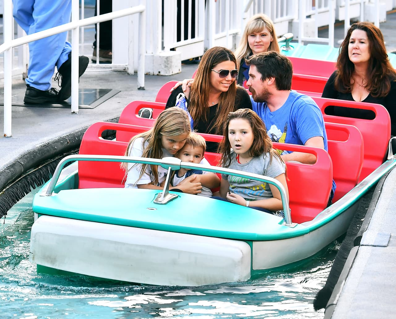 Emmaline le da un tierno abrazo a su hermanito.