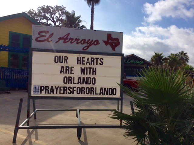 Los juguetones mensajes o bromas hacen referencia a la cotidianidad, el gusto por la comida y/o hechos actuales de cultura pop, política, deportes, conmemoraciones, naturaleza y hasta el clima.