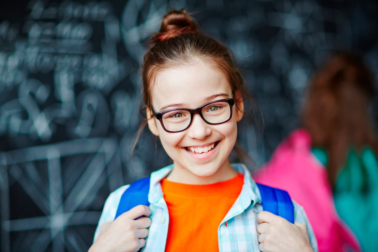 Exámenes y monturas de lentes para estudiantes gratis
