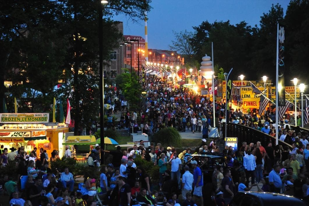 El viernes por la noche se dará inicio oficial al festival con entretenimiento en vivo en el escenario de Festival Park, las atracciones de Midway of Carnival, y se disfrutará de una variedad de comidas de sus vendedores locales favoritos.