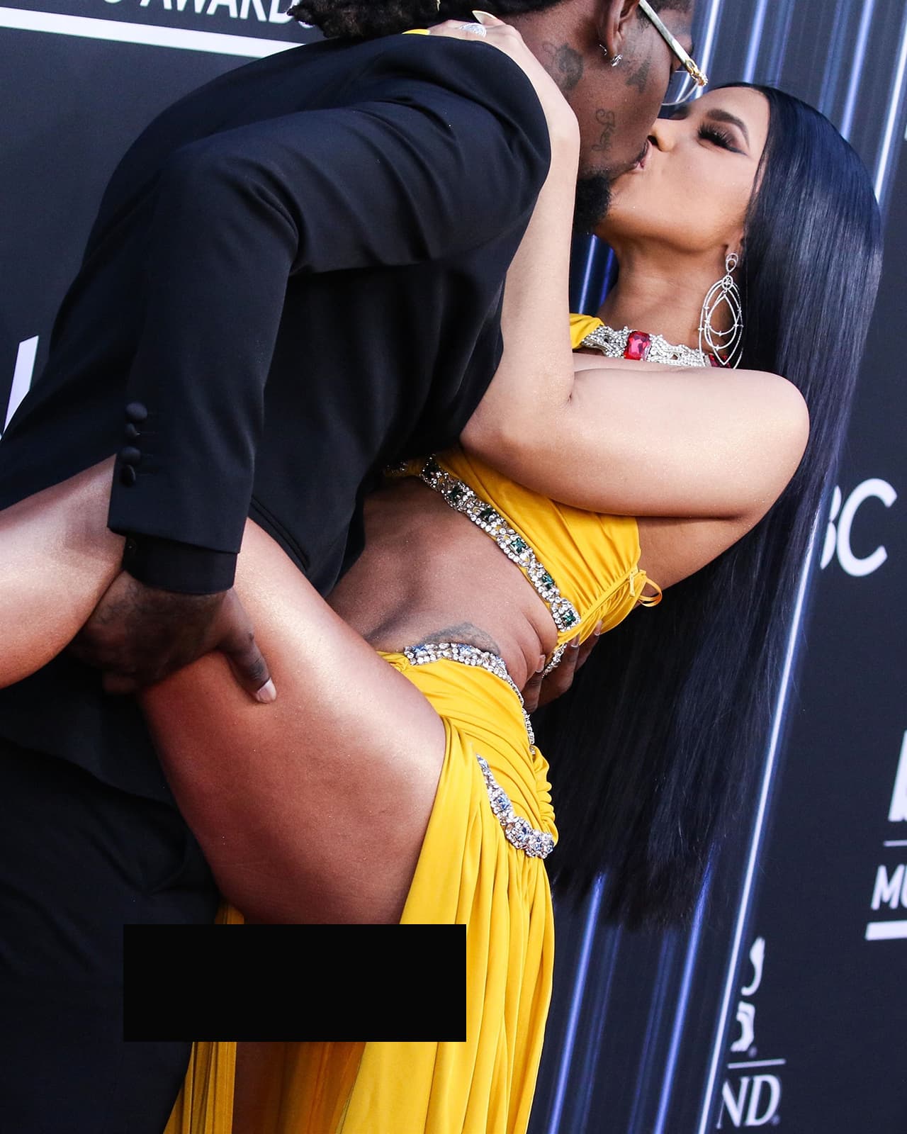 Al posar para las cámaras en la alfombra roja junto a su esposo, el rapero Offset, mostró sus partes íntimas.
<br>