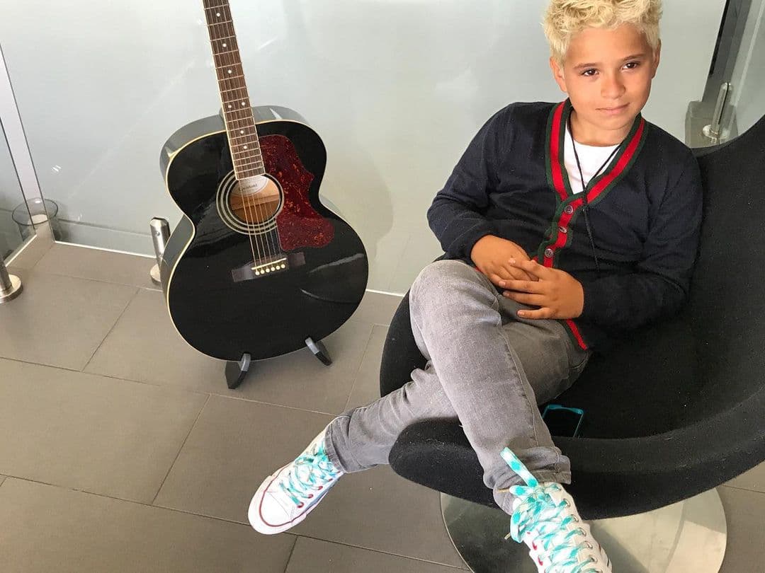 En otra fotografía en la cuenta a nombre de Ángel Gabriel se lee que el niño quiere ser actor y se habla de la razón por lo que creó el perfil: "Quiero ser actor como Will Smith, eso le dije a mi papá la ultima vez que hablé con él. 
<b>Por eso él abrió mi Instagram, para cuando sea más grande y lo pueda llevar yo</b>".