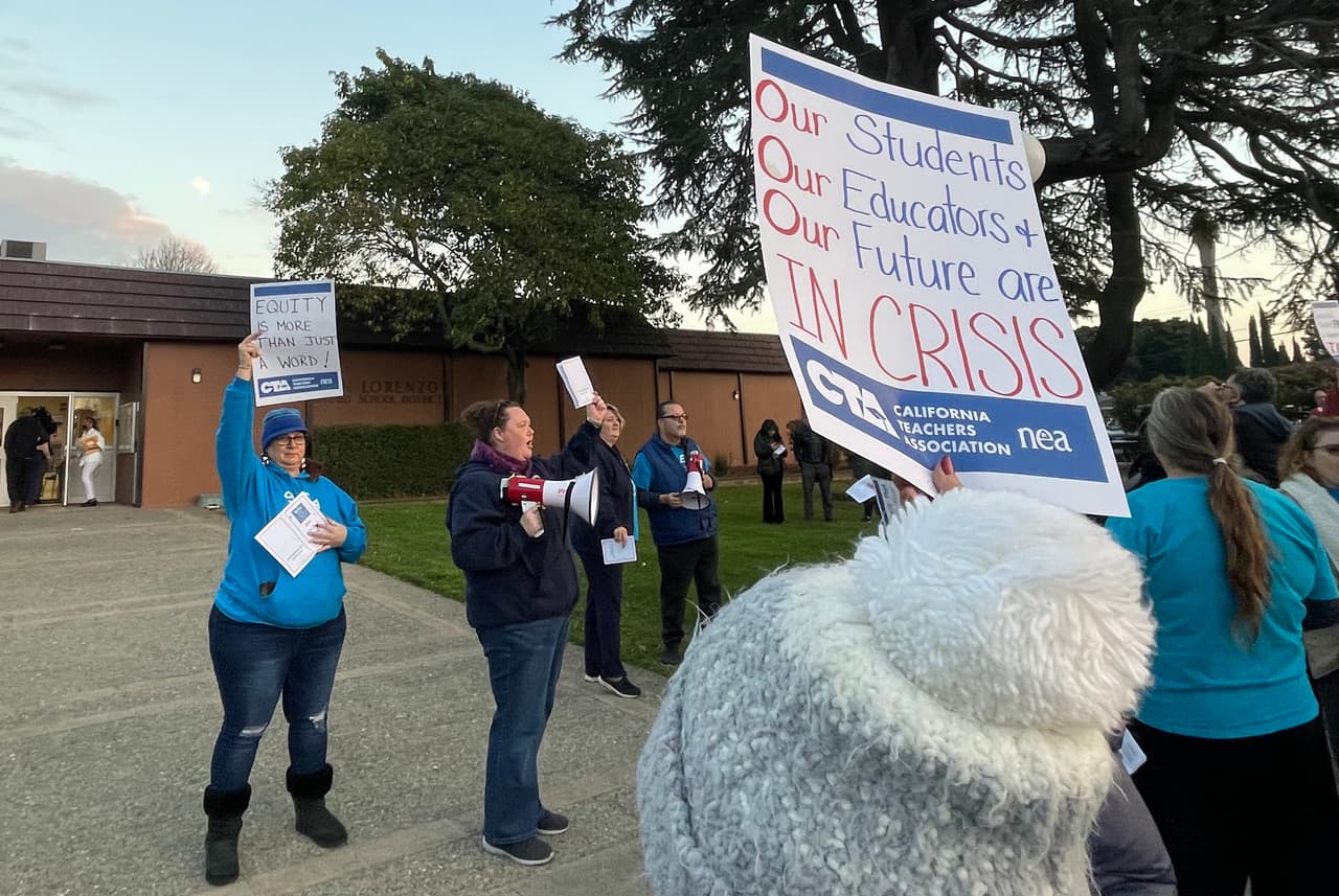 Maestros de San Lorenzo se manifiestan en busca de mejores salarios y compensaciones