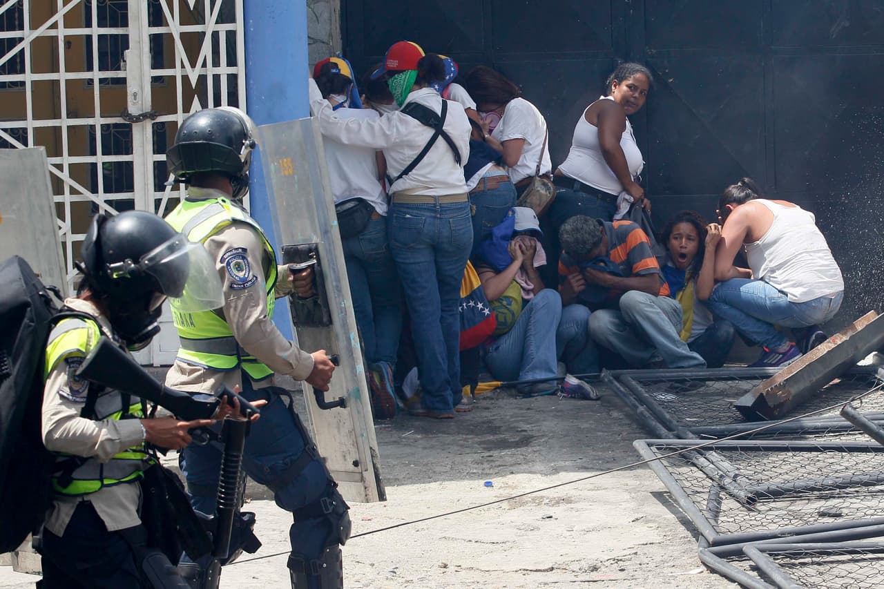 Maduro baila en televisión, mientras la oposición es reprimida en las calles