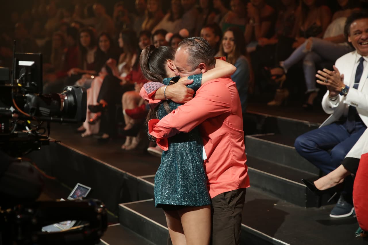 Y aquí el tierno momento del abrazo con su papá.