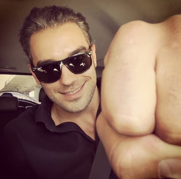 Una en sentido literal y la otra en la realidad. Su mirada irradia felicidad por la gran faceta por la que está pasando.