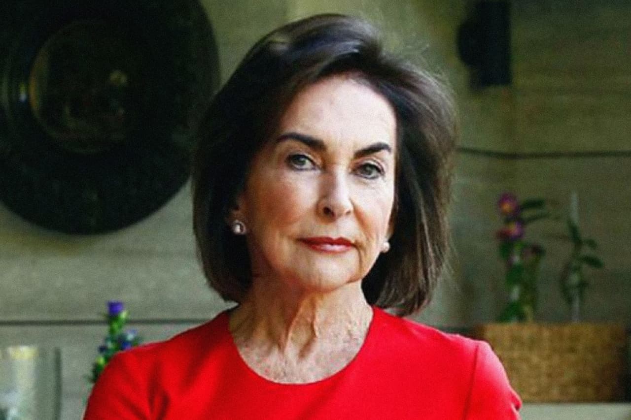 <b>Puesto 10. Iris Fontbona.</b>
<br>
<br>Patrimonio total: 23,300 millones de dólares.
<br>Ciudadanía: chilena.
<br>
<br>Es la única mujer hispana entre las primeras de la lista Forbes. Se reincorpora al grupo de las 10 más adineradas del mundo después de que su patrimonio cayera a principios de 2020. Es la viuda de Andrónico Luksic, quien construyó una fortuna en minería y bebidas.
<br>
<br>Como grupo, las mujeres de la lista valen 1,530 millones de dólares. Esto representa un aumento de casi el 60% respecto al año pasado.
<br>