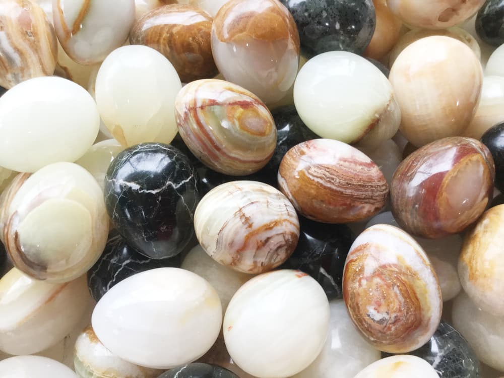 La piedra ónix, también conocida como ónice (onyx en inglés) es una piedra semipreciosa de origen volcánico que también es muy importante dentro del esoterismo, por sus múltiples beneficios y poderes.