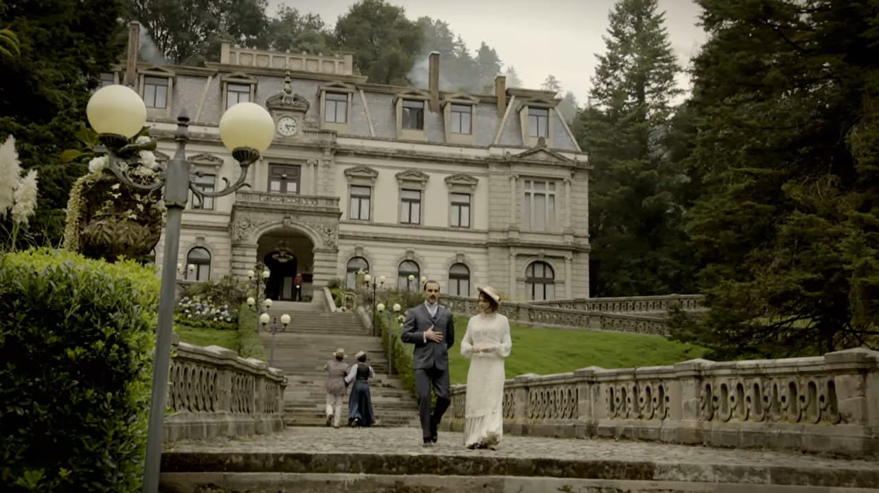 Pues Doña Teresa de Alarcón le ordenó a su hija que lo hiciera para beneficiar al hotel.