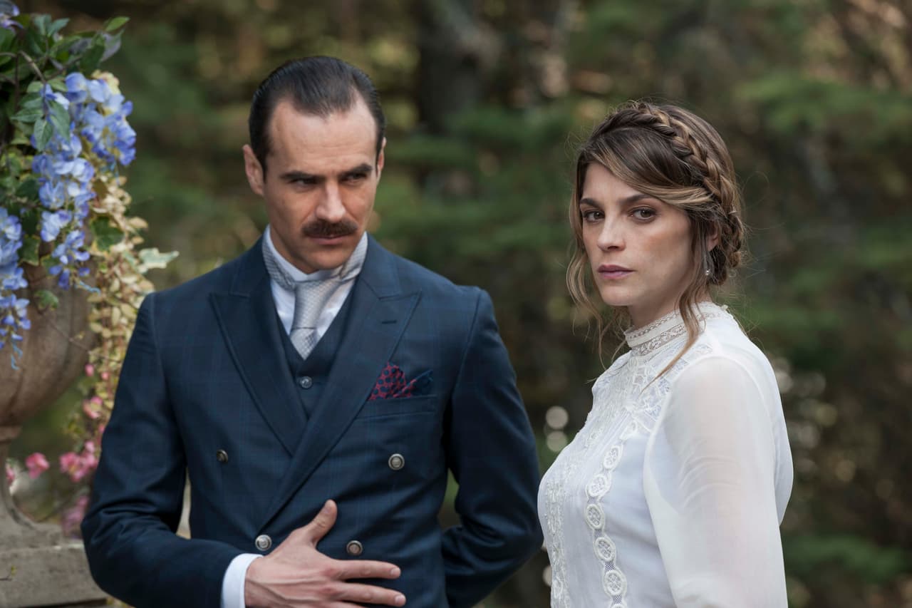 Isabel y Diego están comprometidos por conveniencia.