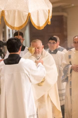 "Contemplamos a Dios escondido tras la apariencia del pan y el vino. Jesús establece una nueva alianza, un nuevo mandamiento y un nuevo sacrificio", dijo el monseñor Wenski.