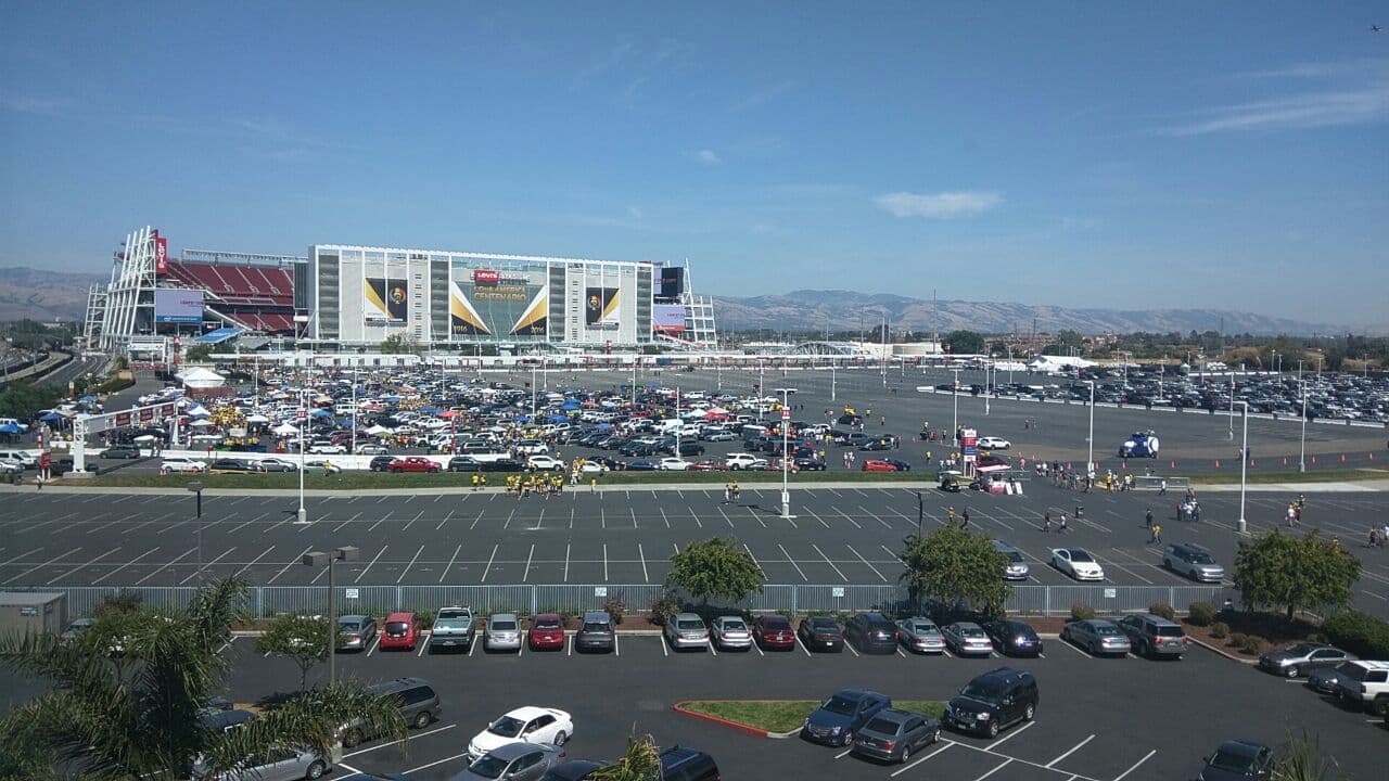 Así cambió el estacionamiento que ya empieza a llenarse para el ansiado debut de la Copa. (FOTO: Juan Carlos Hernández Cedeño)