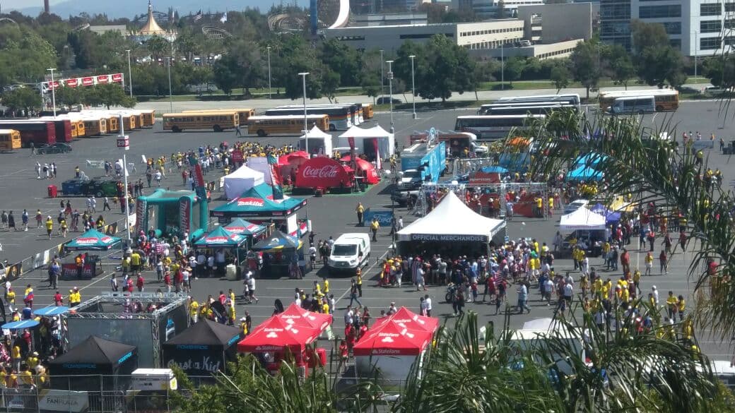 Los alrededores del inmueble empiezan a llenarse de color para el partido (FOTO: Juan Carlos Hernández Cedeño)