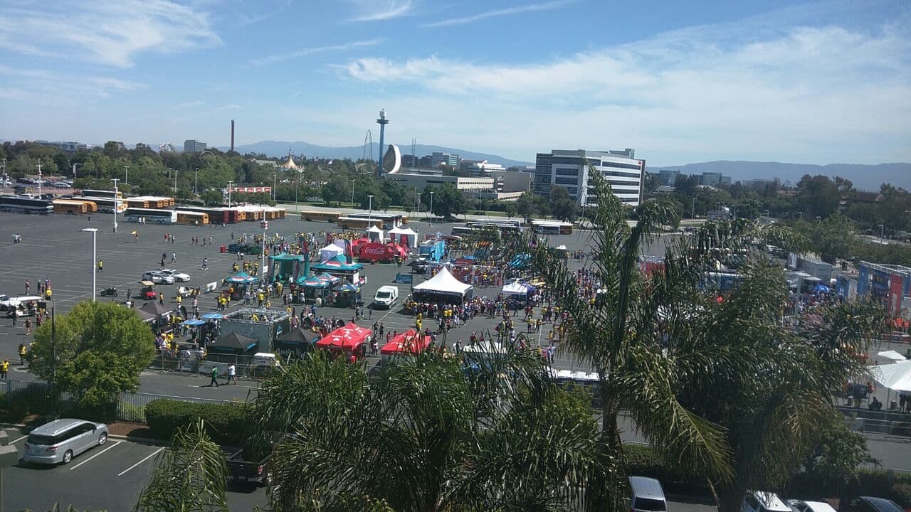 Los alrededores del inmueble empiezan a llenarse de color para el partido. (FOTO: Juan Carlos Hernández Cedeño)