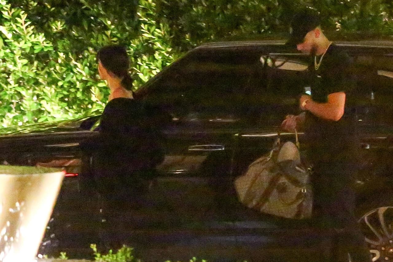 Al parecer, la nueva pareja llevaba unas semanas saliendo, pero fue el 29 de mayo cuando 
<b><a href="https://pagesix.com/2018/05/29/kendall-jenner-is-dating-nba-star-ben-simmons/">rompió la noticia, </a></b>que confirmaron estas imágenes del 1 de julio, cuando se les observó salir por puertas separadas del mismo restaurante en Los Ángeles y luego llegando juntos a un hotel.