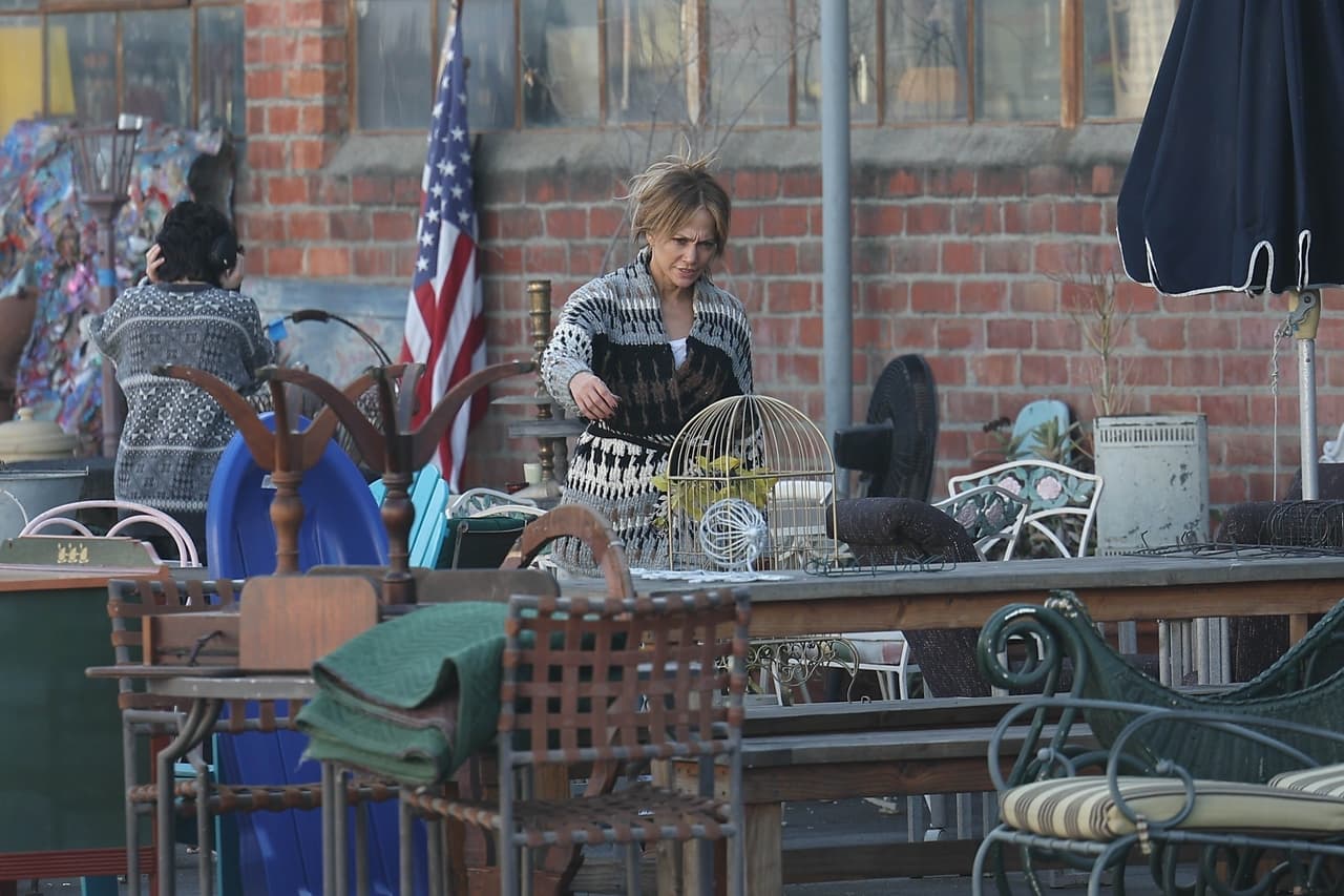 Jennifer López y su hija Emme estaban todas sonrientes mientras compraban muebles en Vintage Junktion en el centro de Los Ángeles.