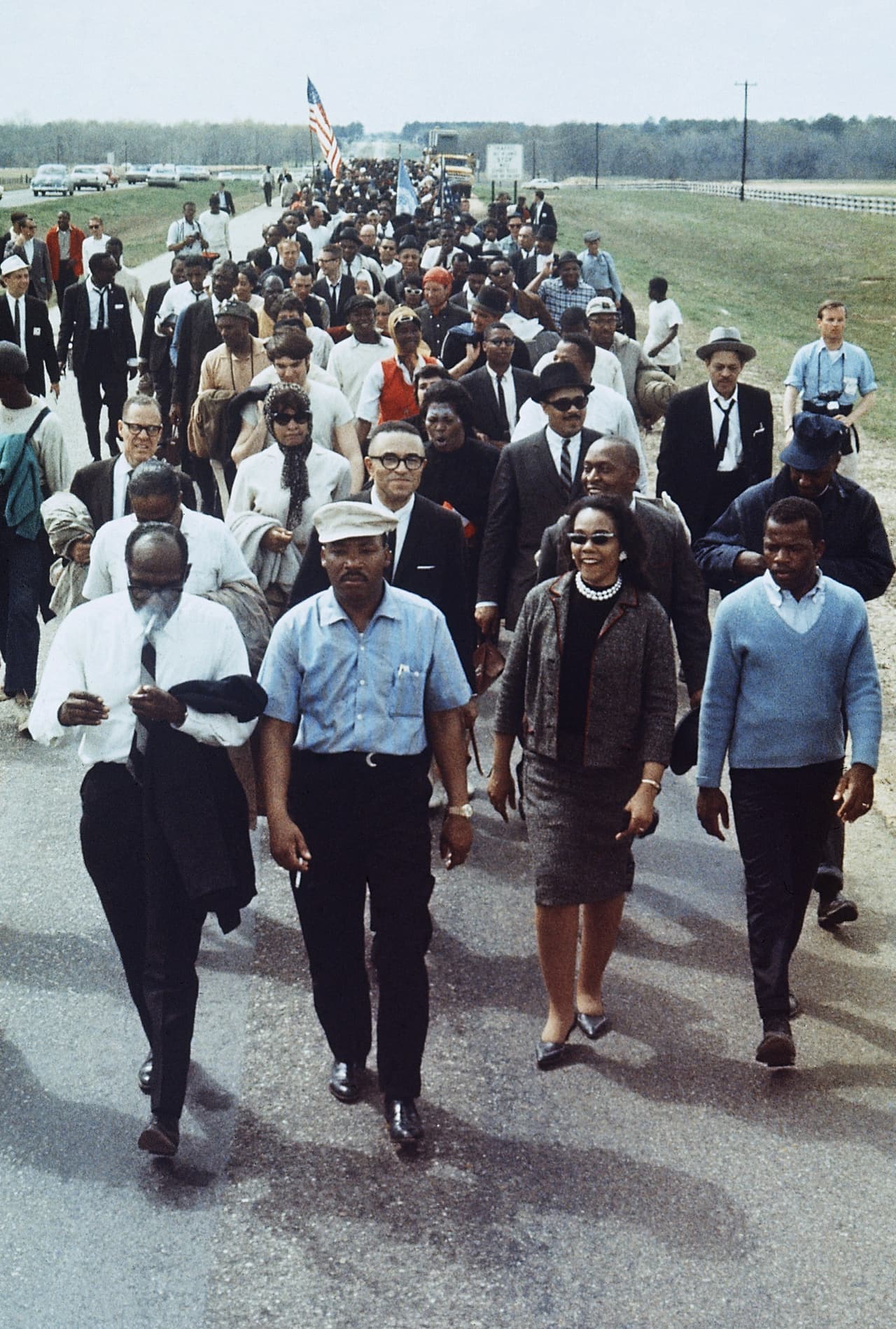Esta fotografia de marzo de 1965 muestra a Lewis (a la derecha) junto al Dr. Martin Luther King Jr. y otros líderes de los derechos civiles marchando entre Selma y Montgomery. A pesar de que hacían una manifestación pacífica fueron golpeados por la policía después de cruzar el puente Edmund Pettus, un evento que se conoce como “domingo sangriento".