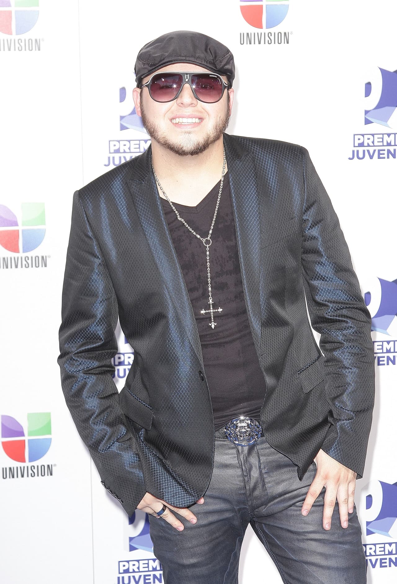 Muy soriente llegó Gerardo Ortiz en 2011.