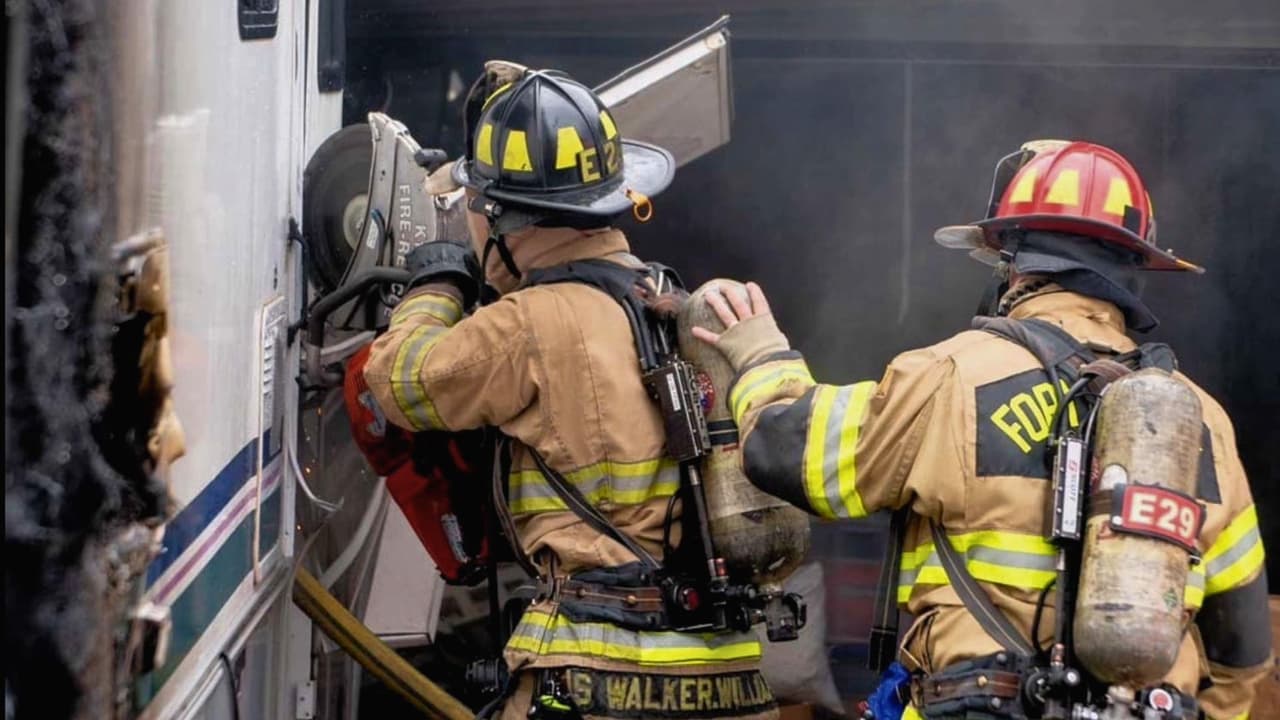 En esa misma jornada, 
<b>los bomberos tuvieron que responder a <a href="https://www.univision.com/local/dallas-kuvn/choques-y-accidentes-en-autopistas-del-norte-de-texas-por-la-tormenta-invernal-y-nevada-fotos" target="_blank">múltiples emergencias tras la tormenta invernal que cubrió la región de nieve y hielo</a></b>. A pesar de la carga de trabajo, lograron controlar el incendio, pero este accidente 
<b>resalta los riesgos adicionales que enfrentan las casas móviles durante esta temporada</b>.