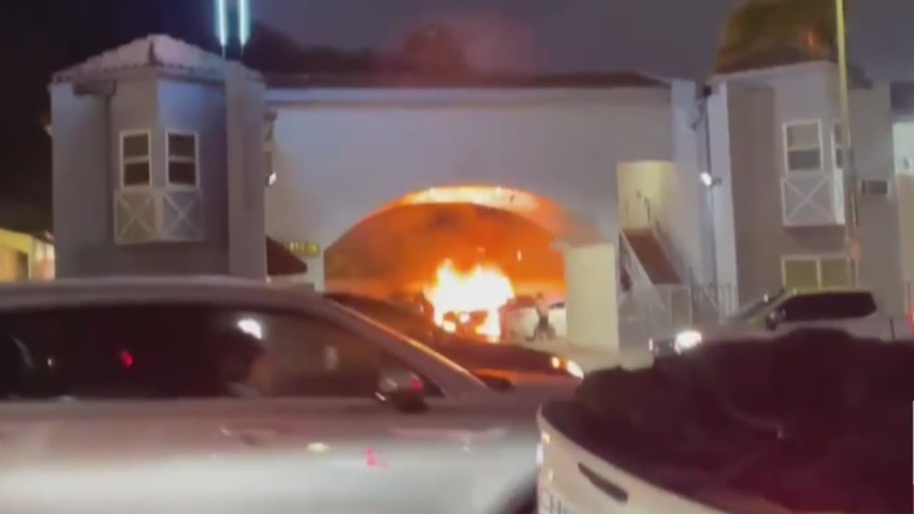 Incendio por pirotecnia en Wilmington deja un herido grave y autos calcinados