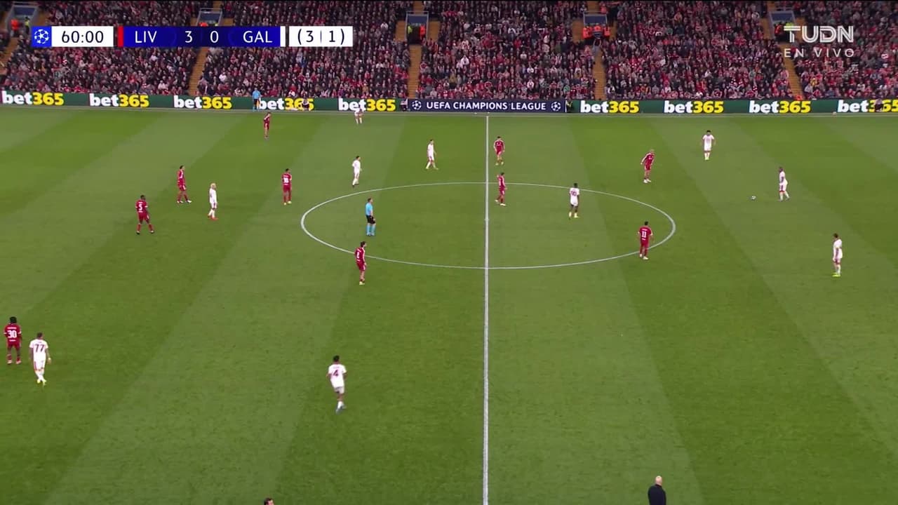 ¡TIRO ATAJADO! disparo por Dominik Szoboszlai.