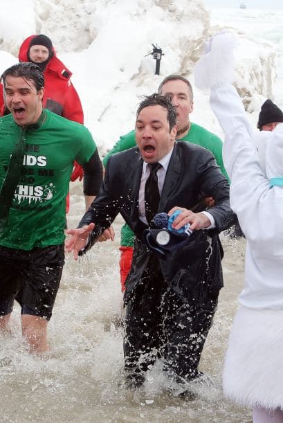 ¡Lo hizo!Mira lo congelado que quedó el comediante Jimmy Fallon luego de aceptar el reto que le hizo el alcalde de Chicago Rahm Emanuel de lanzarse a las congeladas aguas del Lago Chicago durante el Polar Plunge 2014 y con un temperatura de 2 grados
