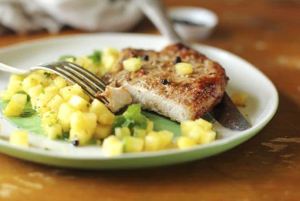 Para carne blanca a la barbacoa. Prueba la combinación de piña con cebollas caramelizadas, al preparar tanto puerco, como pollo. Te cuento, a continuación, cómo hacerlo.