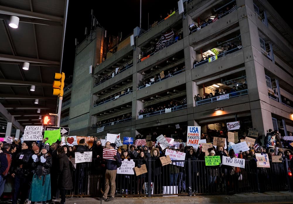 El número de manifestantes fue aumentando según pasaron las horas en el aeropuerto JFK.
