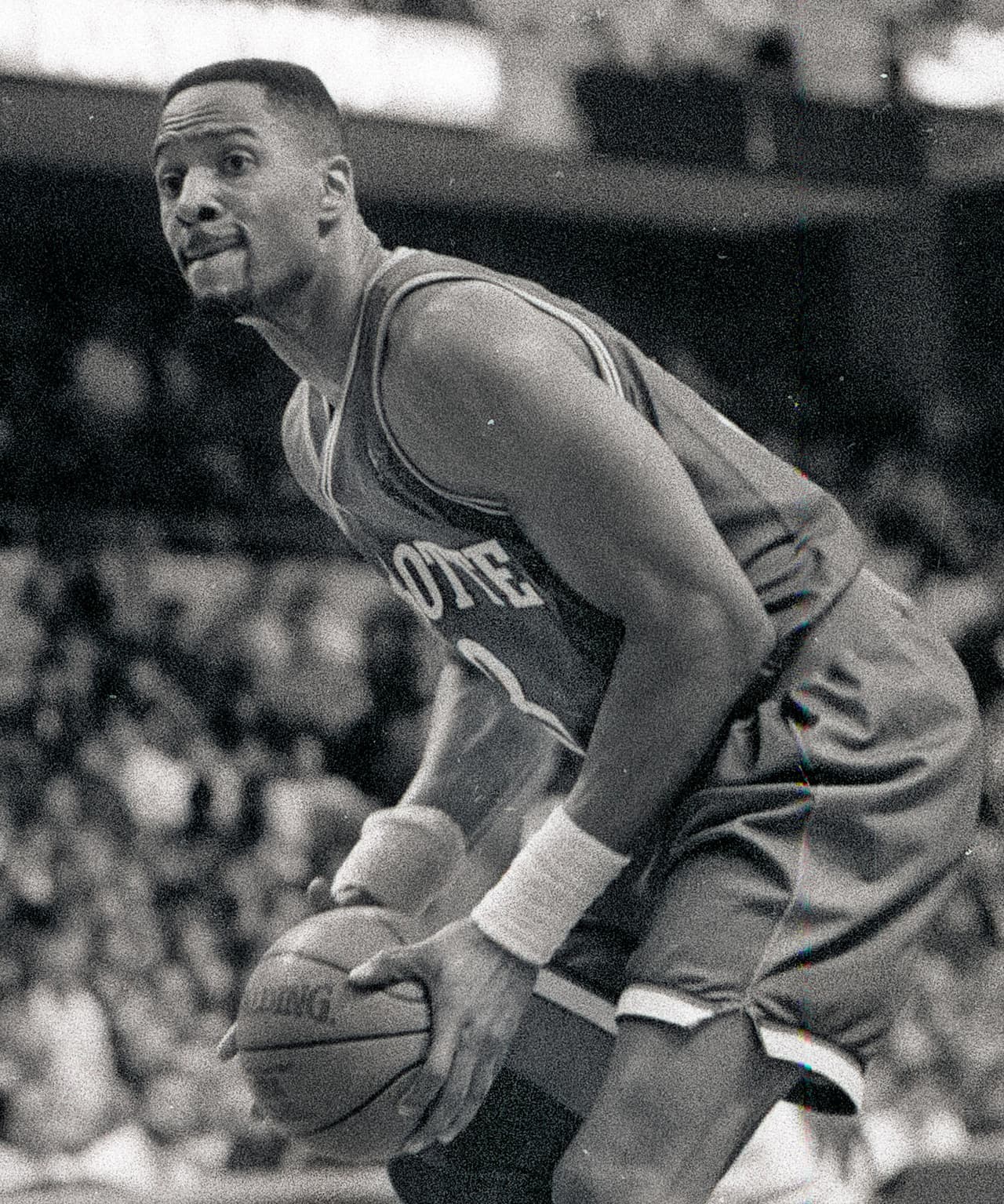 <a href="https://elpais.com/diario/2000/10/12/deportes/971301620_850215.html" target="_blank">En octubre del año 2000</a>, el mismo año en que ganó la medalla de oro en los Juegos Olímpicos de Sydney, la estrella del Miami Heats 
<b>Alonzo Mourning</b> asistió a un control médico rutinario en el que se enteró de que sufría una extraña enfermedad degenerativa en un riñón.