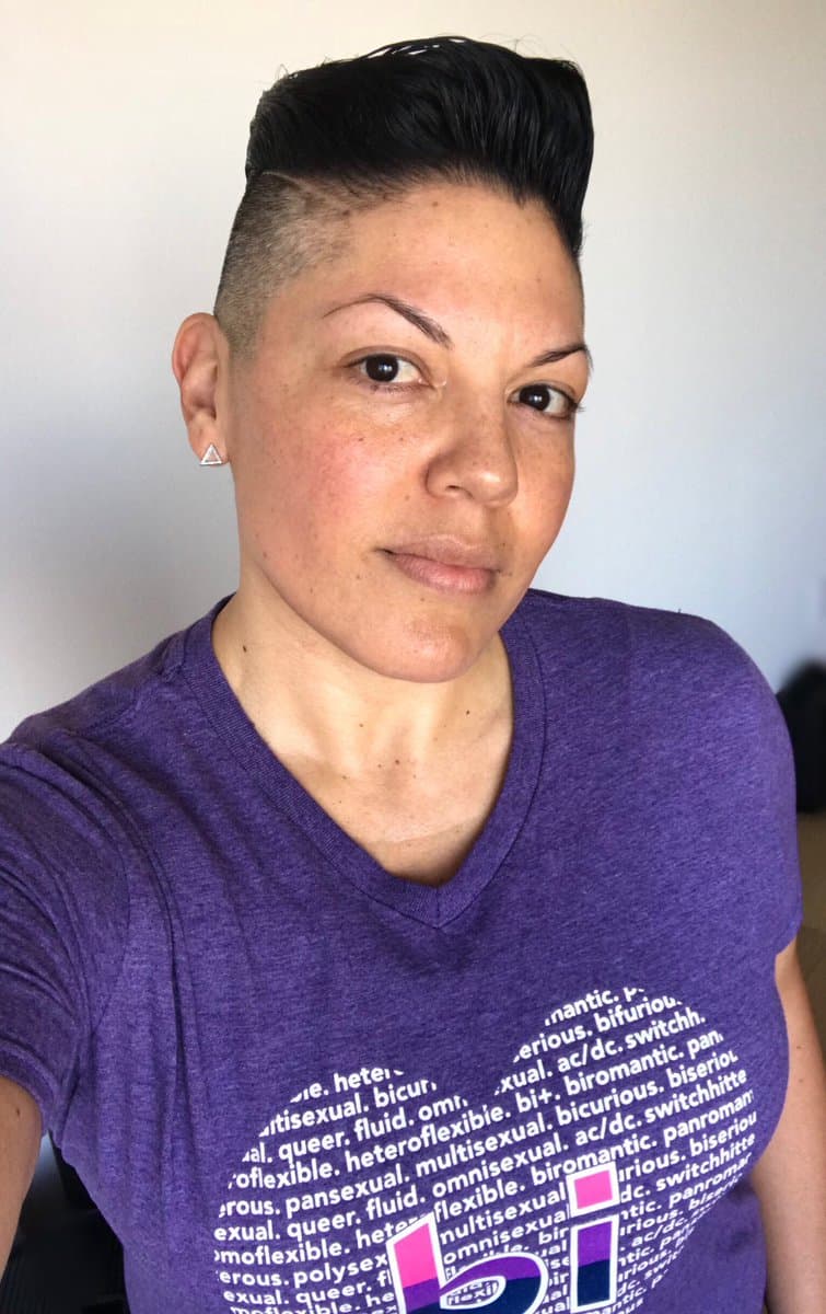 La actriz
<b>Sara Ramirez</b> compartió este lindo mensaje en las redes sociales: "Enviando amor y luz a nuestra querida comunidad y juventud #LGBTQ+ de todos los pasos de la vida, todos los géneros, todos los tonos, los que están con nosotros y los que ya no están. En solidaridad hoy y todos los días. Estoy con ustedes. Los veo y los amo. #SpiritDay".