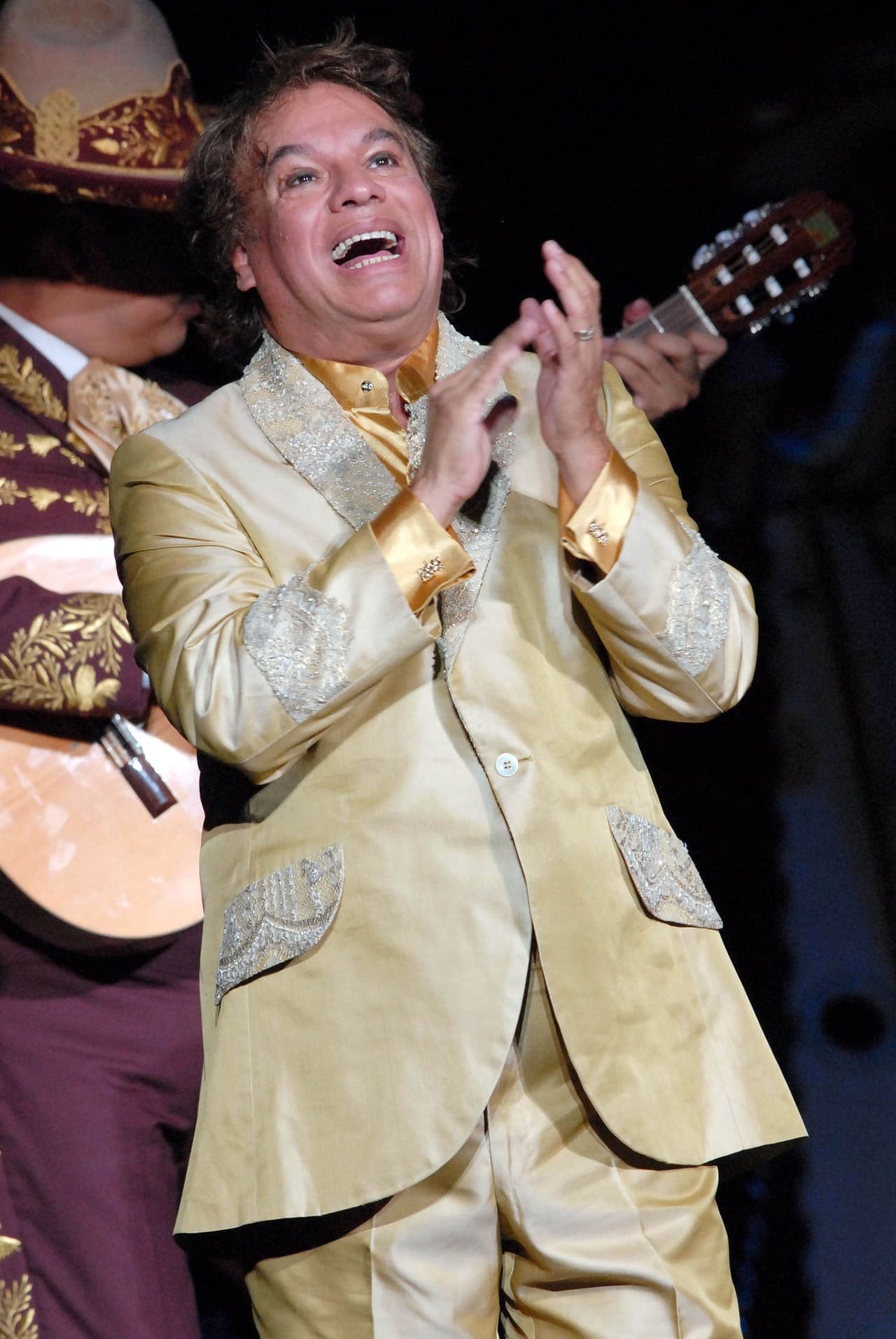Luego de pasar un tiempo con su maestro se fue a vender burritas de tortillas de harina con su mamá y su hermana. Poco tiempo después comenzó su carrera como cantante.