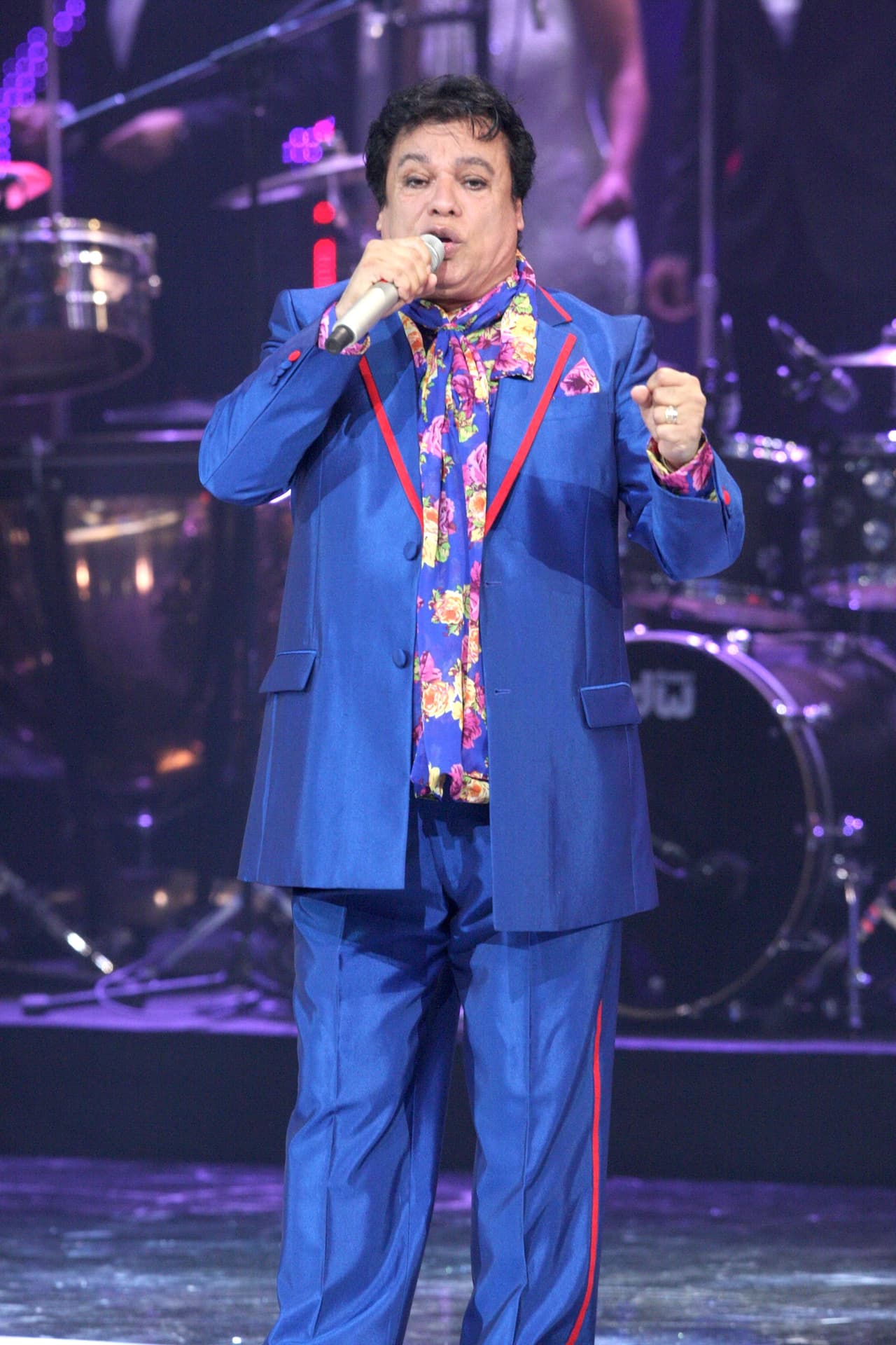 A pesar de que su niñez no fue la mejor, dijo que de ella aprendió mucho y fue la que lo ayudó a componer canciones. “Fui un chiquillo viejo, porque aprendí muchas cosas por adelantado”, aseguró en una entrevista con el diario ‘La Jornada’.